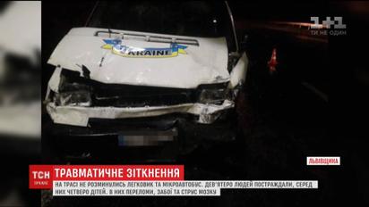 На трасі "Київ-Чоп" не розминулись легковик та мікроавтобус, є постраждалі