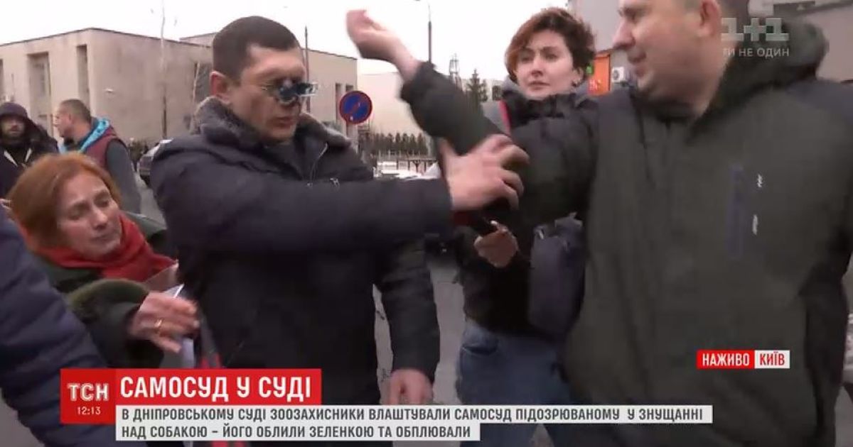 Зоозахисники напали з зеленкою на чоловіка, якого підозрюють у знущанні з собаки