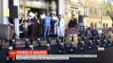 36 пляшок ігристого вина впродовж 30 секунд відкрив шаблею молдавський сомельє в Одесі