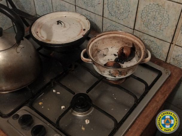 Рятувальники виявили на газовій плиті каструлю, яка вже починала підгоряти / © КАРС Київська служба порятунку