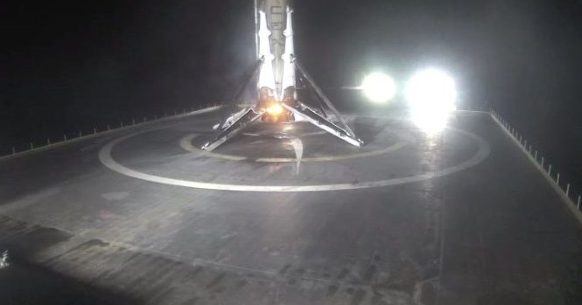 SpaceX вывела на орбиту спутник связи