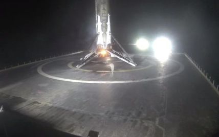 SpaceX вывела на орбиту спутник связи