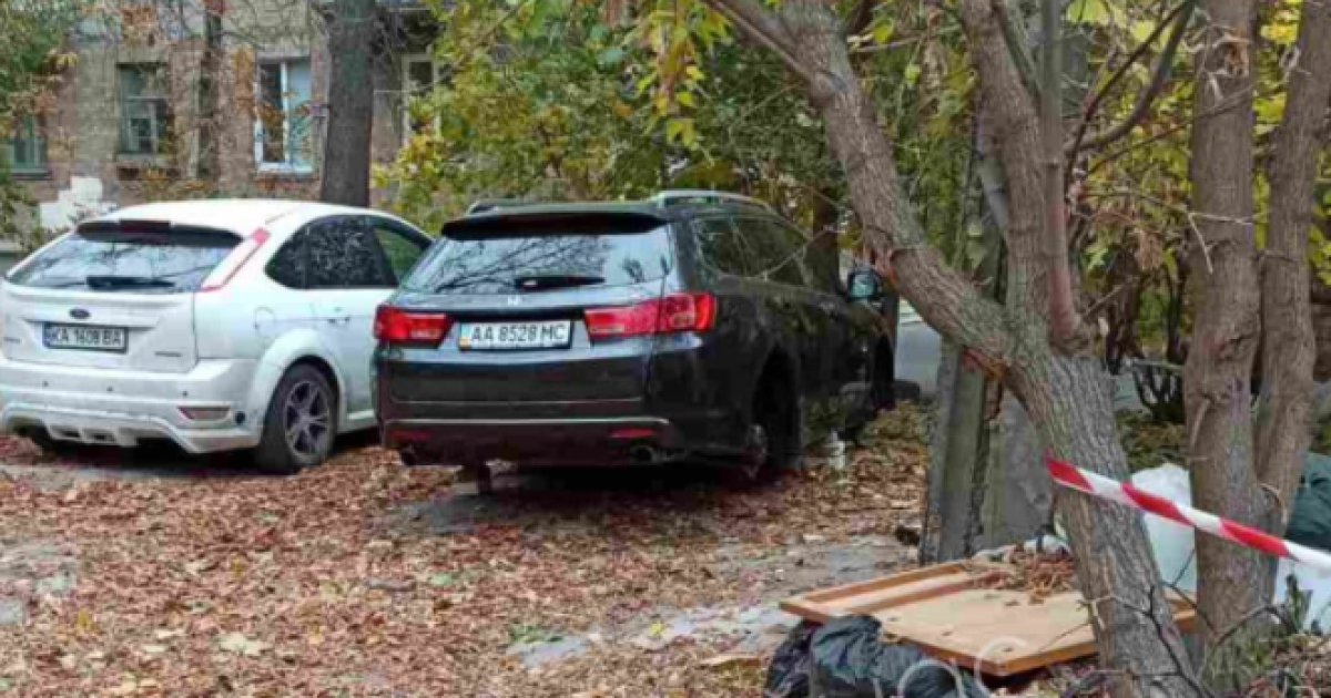 У Києві на Печерську у припаркованих у дворі автівок познімали колеса