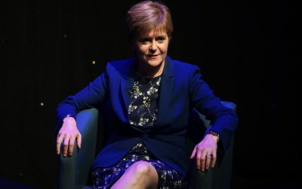 В платье с цветочным принтом и на шпильках: первый министр Шотландии Никола Стерджен на шоу
