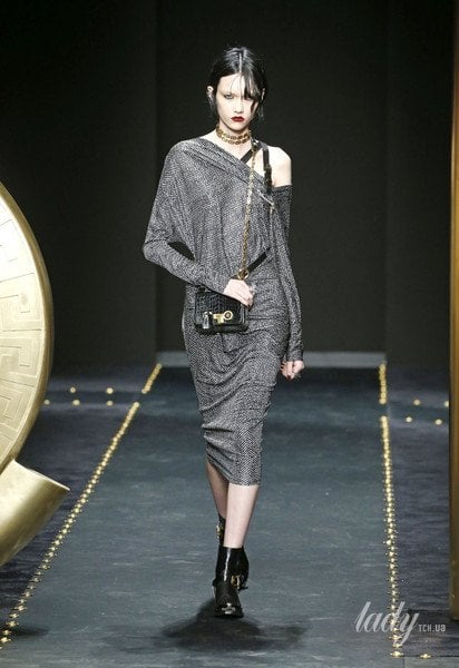 Коллекция Versace прет-а-порте сезона осень-зима 2019-2020 / © East News