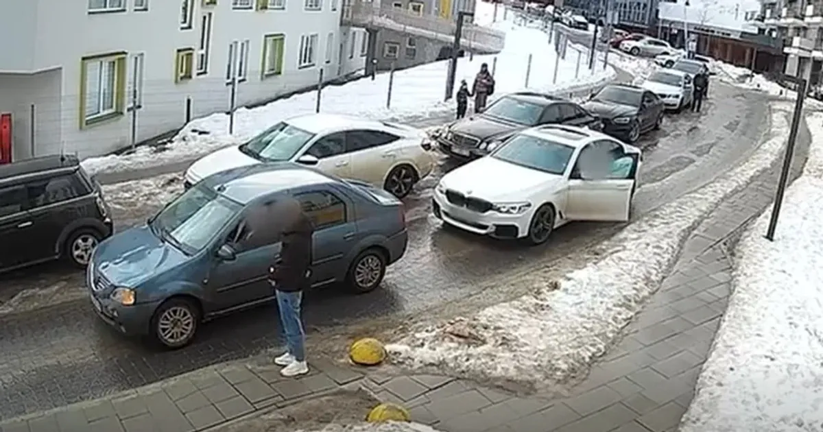 Во Львове мужчина обругал водителя, остановившегося во время минуты молчания