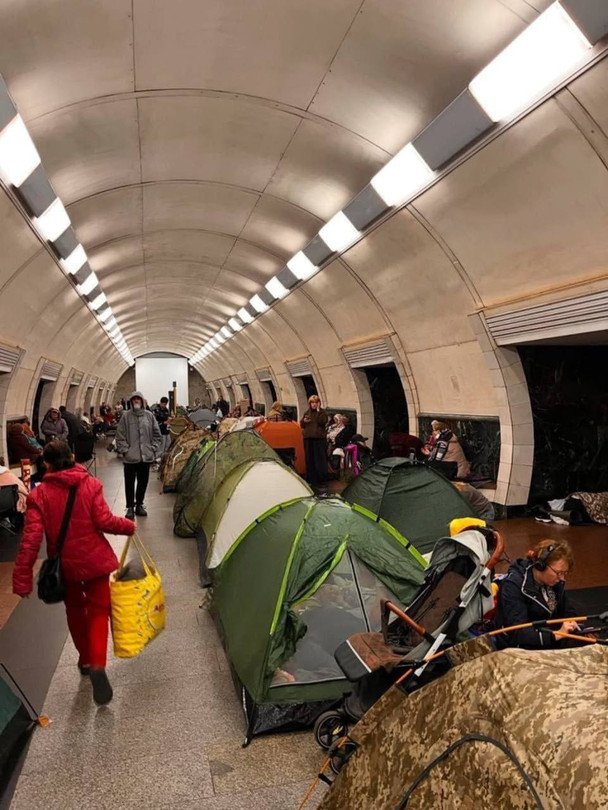 Десятки наметів у метро: налякані можливими обстрілами кияни пішли ночувати під землею