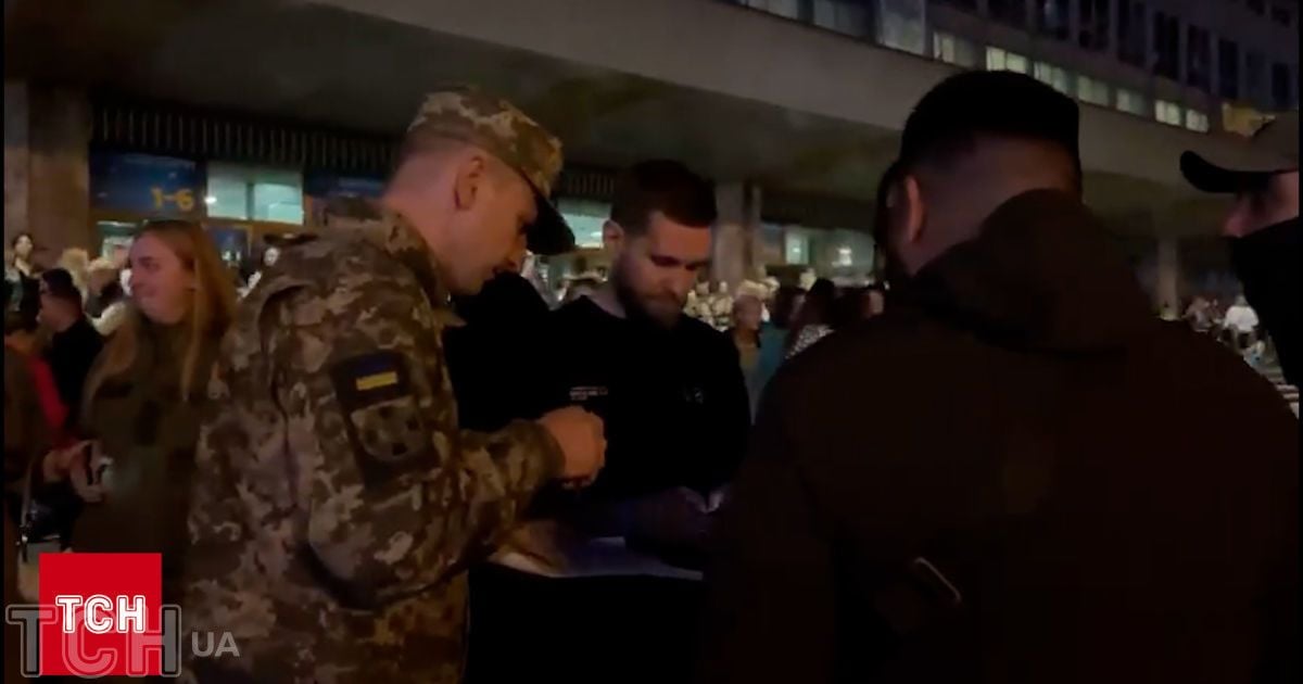 Працівники ТЦК і поліція перевіряють документи у відвідувачів концерту гурту "Океан Ельзи"