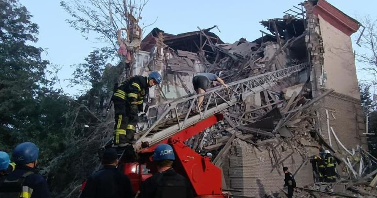 Ракетний обстріл Запоріжжя: зросла кількість жертв, людей ще шукають під завалами