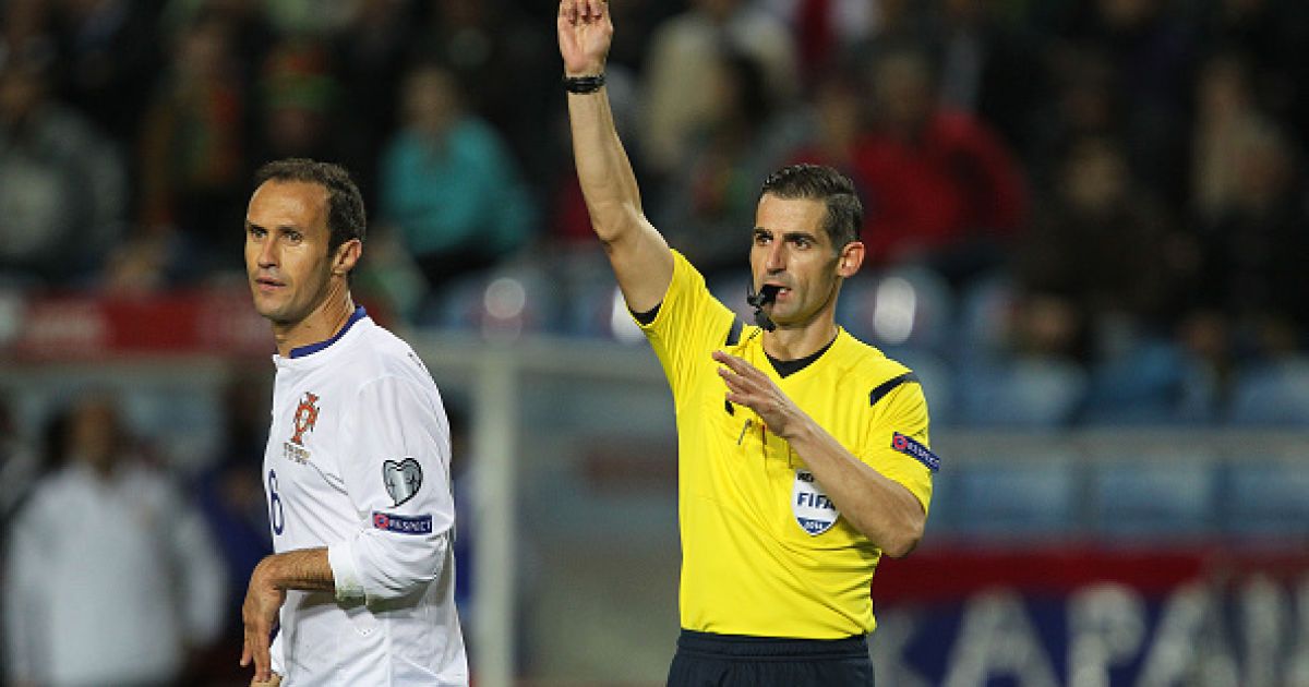 Сидиропулос "выписывает" желтую карточку Рикарду Карвалью в матче Армения - Португалия.