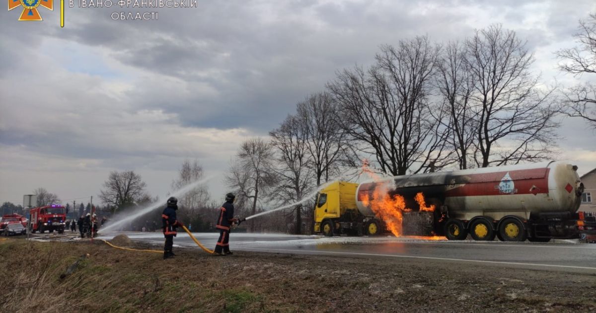 На Прикарпатті не гасять цистерну з газом, щоб не спровокувати потужний вибух