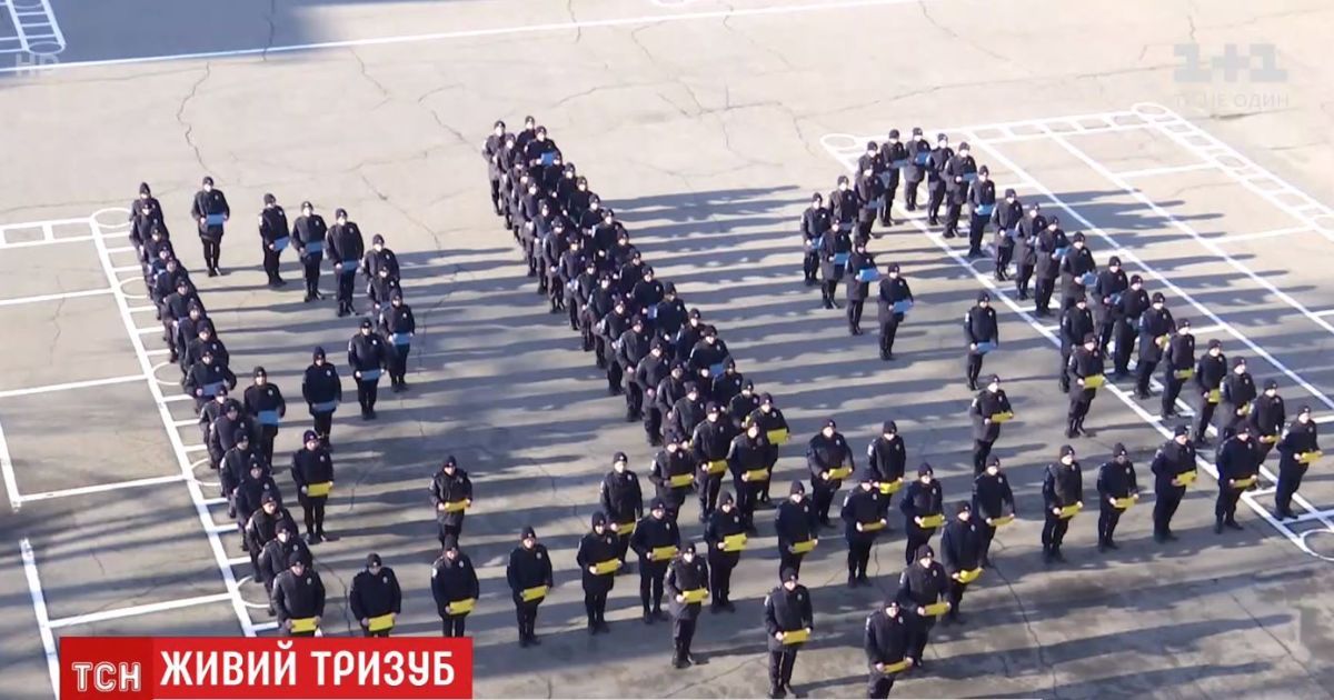 В Днепре и Одессе курсанты отметили День герба зрелищным флешмобом