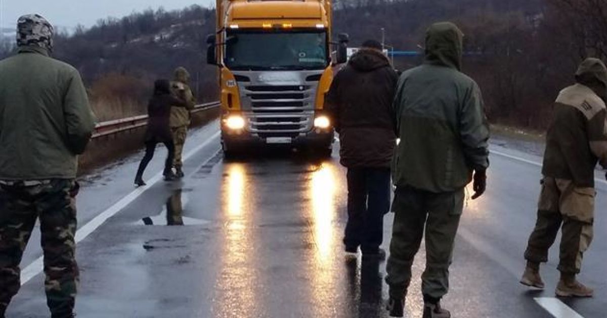 На Закарпатье на российские фуры "охотятся" мобильные дозоры