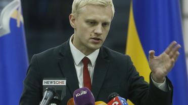 Шабунину вручили повестку трое военных в сопровождении молодчиков с камерой