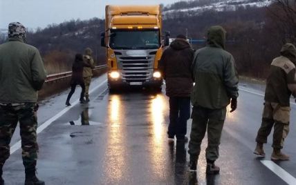 Блокада российских фур на Закарпатье: несколько грузовиков попытались прорвать оцепление