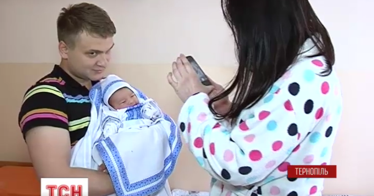Народжені у вишиванках: у Тернополі влада подарувала новонародженим український одяг