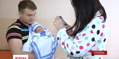Народжені у вишиванках: у Тернополі влада подарувала новонародженим український одяг