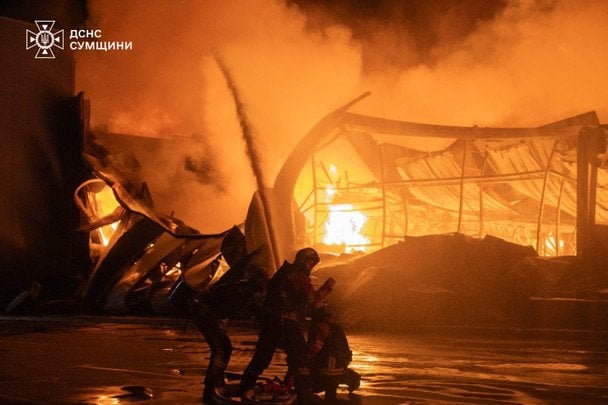 Російська армія завдала чергового удару по Сумах. / © ДСНС