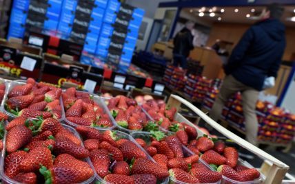 На ринках стрімко дешевшають ягоди: скільки коштують полуниця, аґрус та порічки