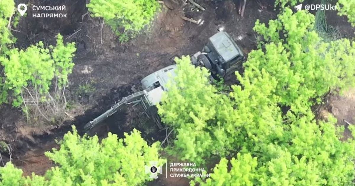 Прикордонники знищили російські екскаватори, які рили окопи на Сумському напрямку