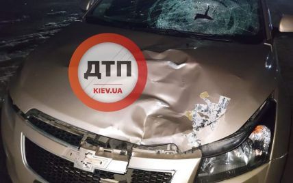 Під Києвом автівка збила на смерть жінку: поліція і рідні шукають свідків