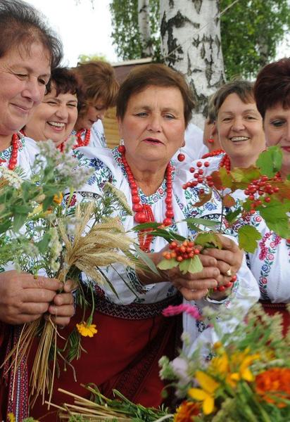 Яскраві букети і проводи літа. Православні святкують Медовий Спас