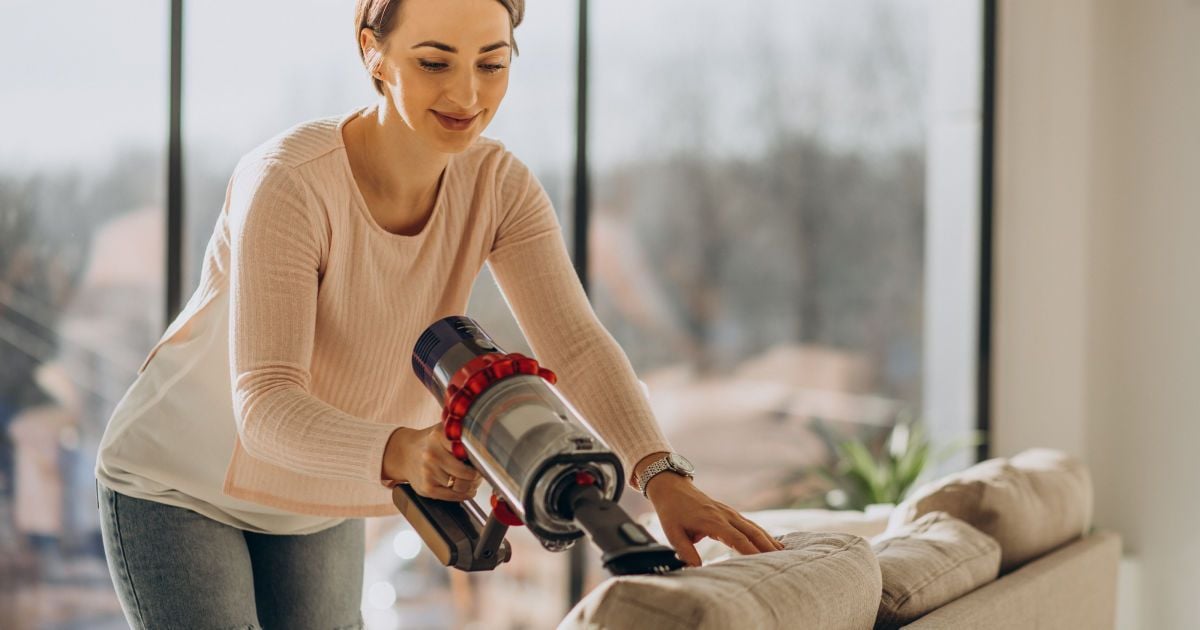 Как быстро отчистить пятна с дивана