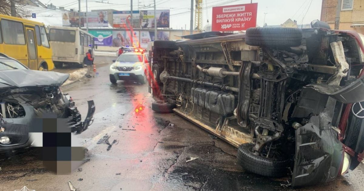 У Львові біля вокзалу зіткнулись чотири автомобілі, один - перекинувся: фото