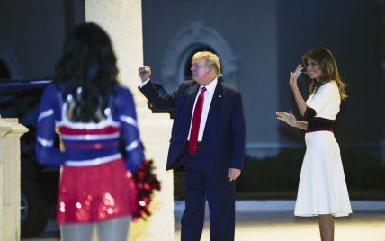 У білій сукні і на високих шпильках: стильна Меланія Трамп на вечірці в Палм-Біч