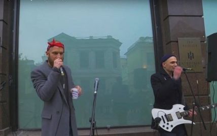 Бородатый Дорн устроил импровизированное выступление на улице в Москве