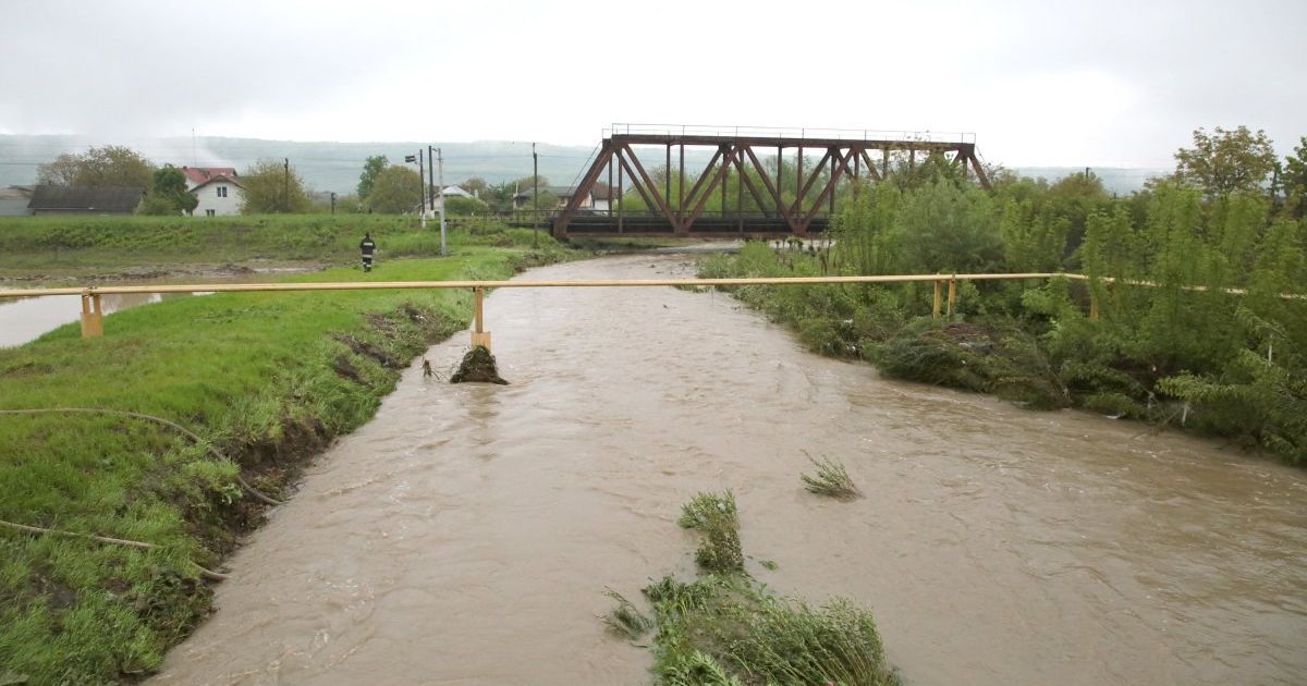 Рятувальники попереджають про підняття рівня води в річках на заході