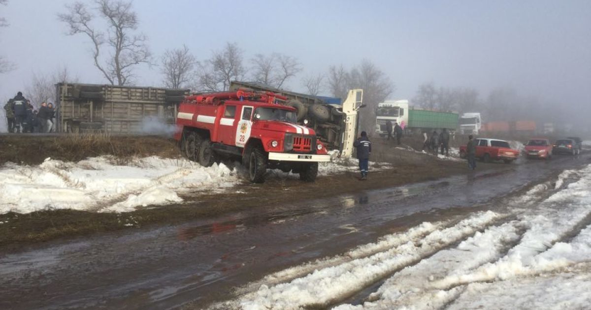 На Кировоградщине перевернулся КамАЗ и перегородил трассу