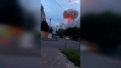 Сеть умилили кадры, на которых маленький мальчик успокаивает маму во время атаки на Вишневое