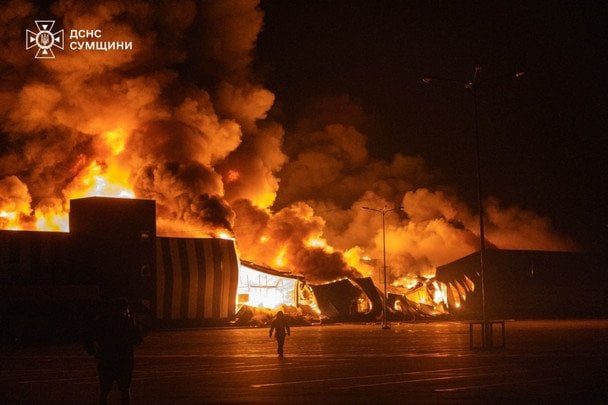 Російська армія завдала чергового удару по Сумах. / © ДСНС