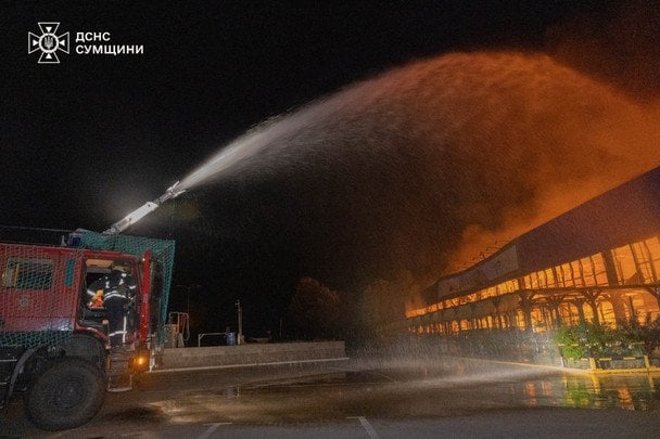 Російська армія завдала чергового удару по Сумах. / © ДСНС
