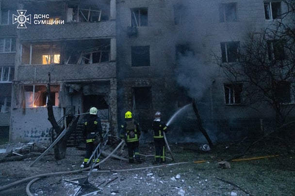 Російська армія завдала чергового удару по Сумах. / © ДСНС
