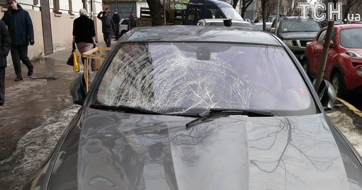 На BMW впала буруля_1 / © Фото Дмитра Фурдака/ТСН