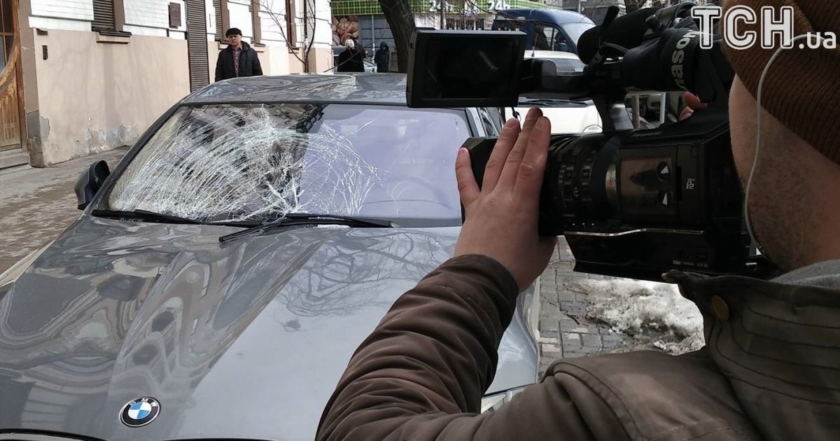На BMW впала буруля_3 / © Фото Дмитра Фурдака/ТСН