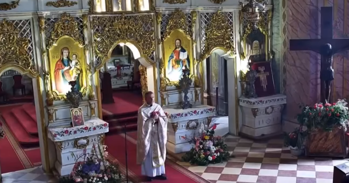 Священник Роман Курах во время проповеди