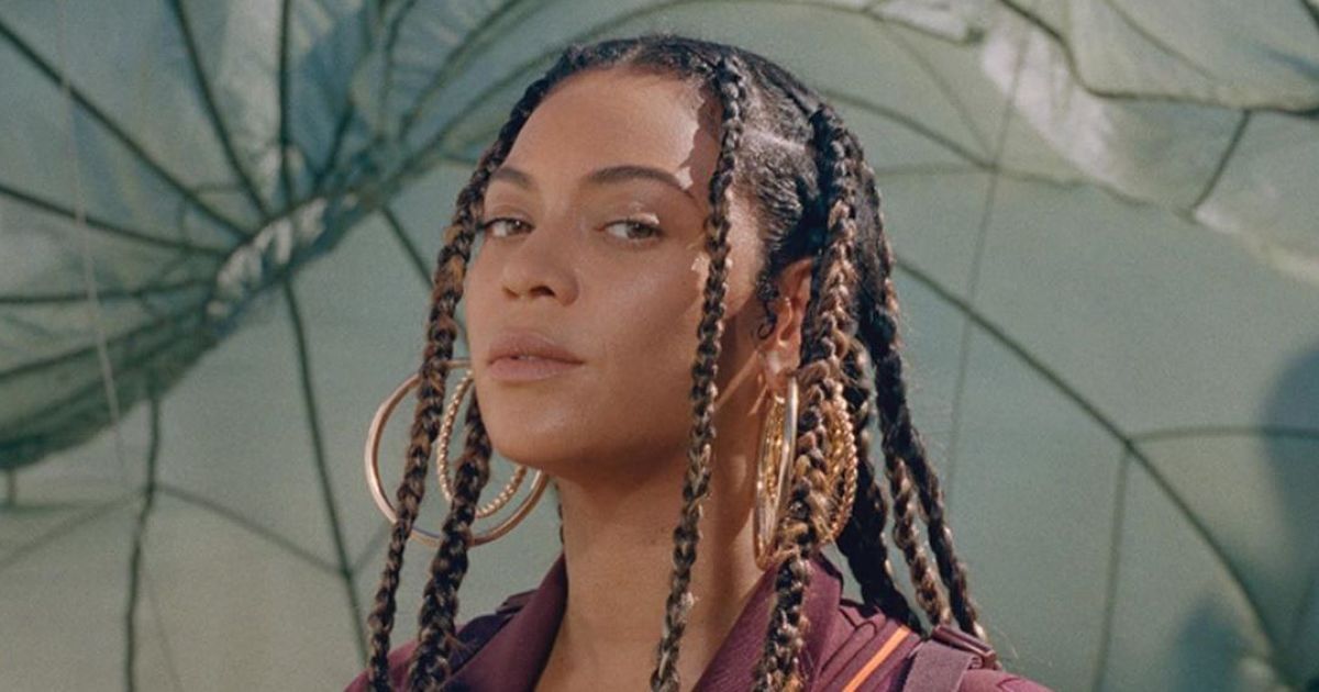 Уся в леопарді та з афрокосичками: Бейонсе похизувалася фігурою в обтислій сукні