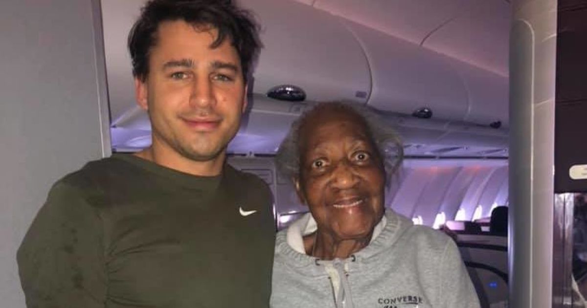 Пасажир поступився місцем бізнес-класу в літаку літній жінці