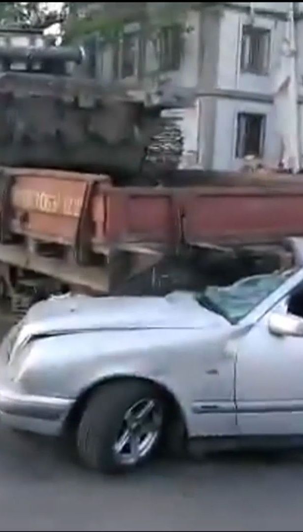 В Киеве легковушка попала под поезд, перевозивший танк