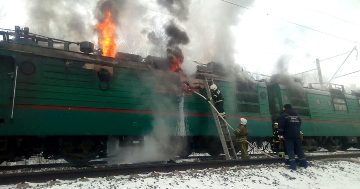 рятувальники ліквідували пожежу в електровозі_2 / © ДСНС