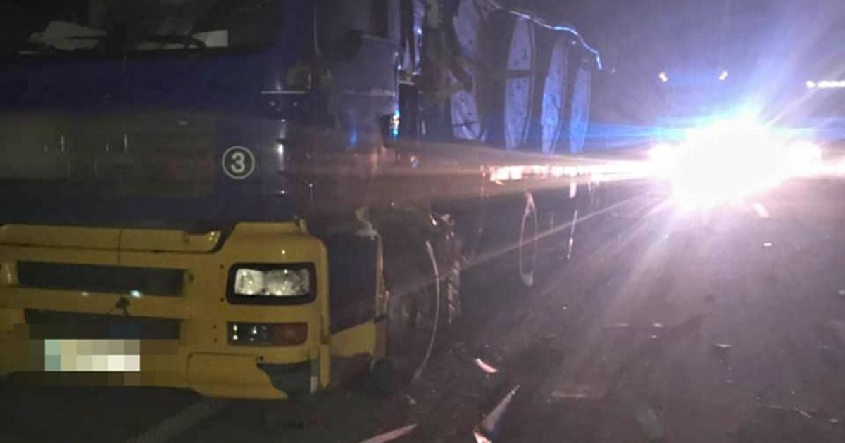 У Київській області зіштовхнулися три вантажівки