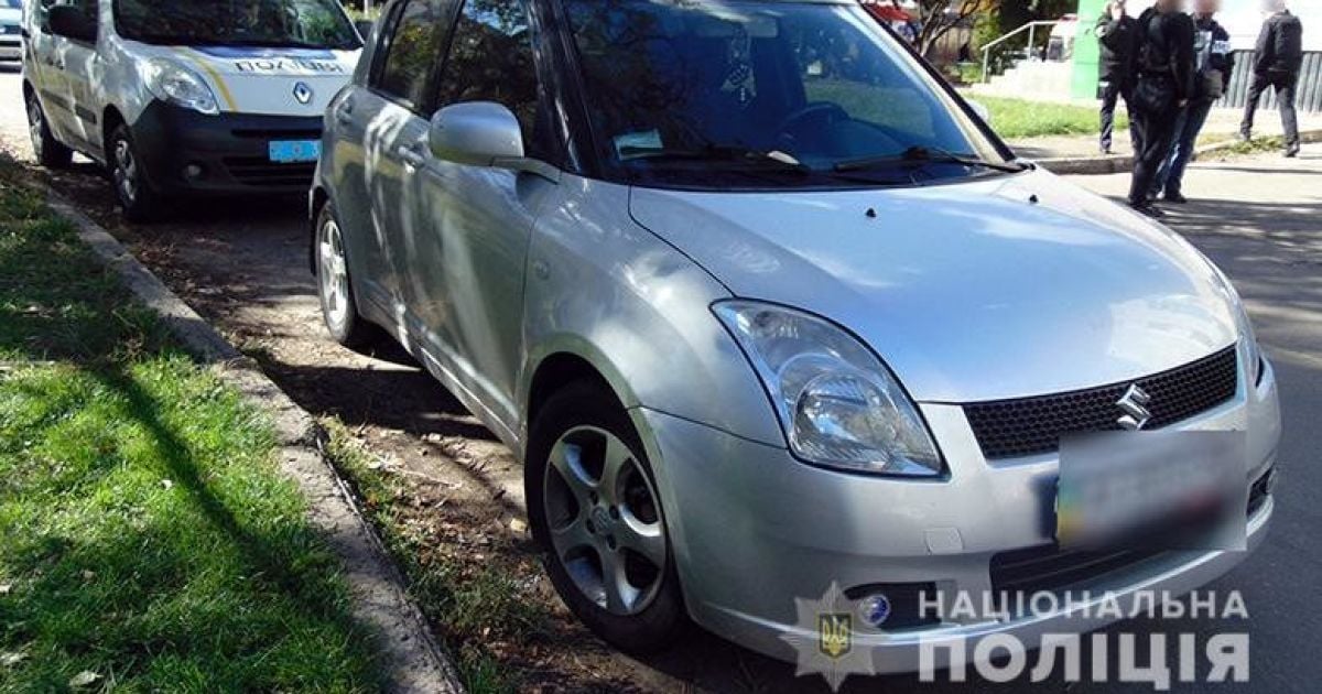 В'їхав у стовп: у Києві п'яний працівник СТО потрапив у ДТП на автівці клієнта (фото)