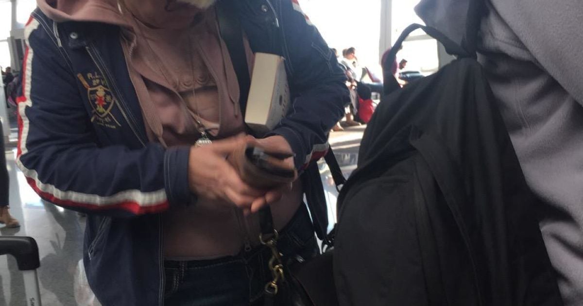 В руках Гонтарева держала книгу на английском языке