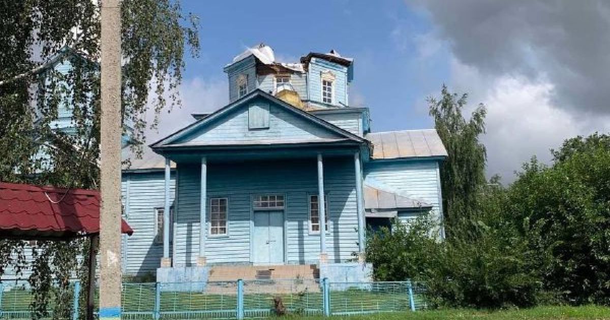 На Київщині після зливи впав купол старого храму