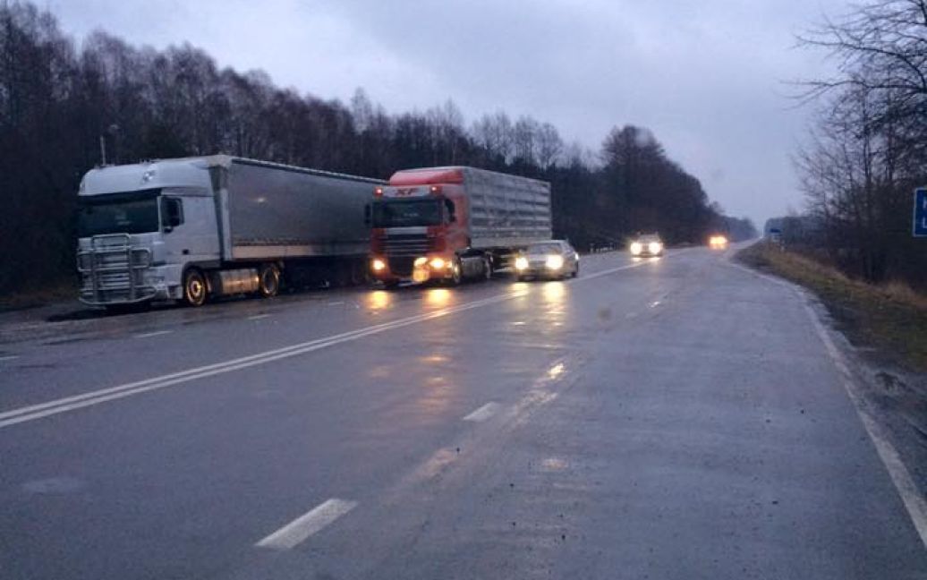 На Волині активісти блокують груз вантажівок із РФ / © facebook/sergij.abram