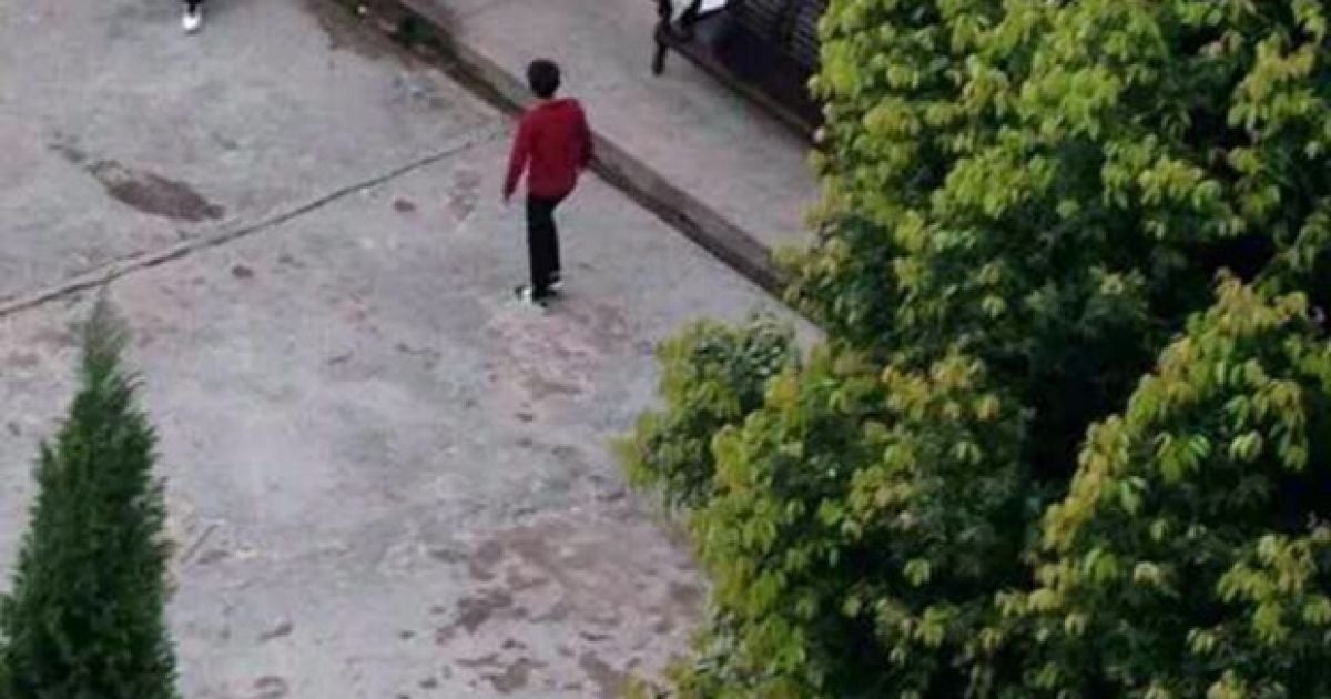 Голый учитель во время обеда напал на школьницу