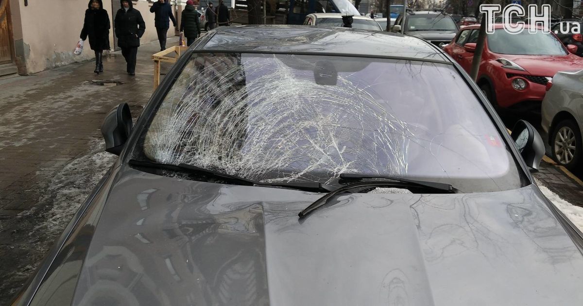 На BMW впала буруля_5 / © Фото Дмитра Фурдака/ТСН